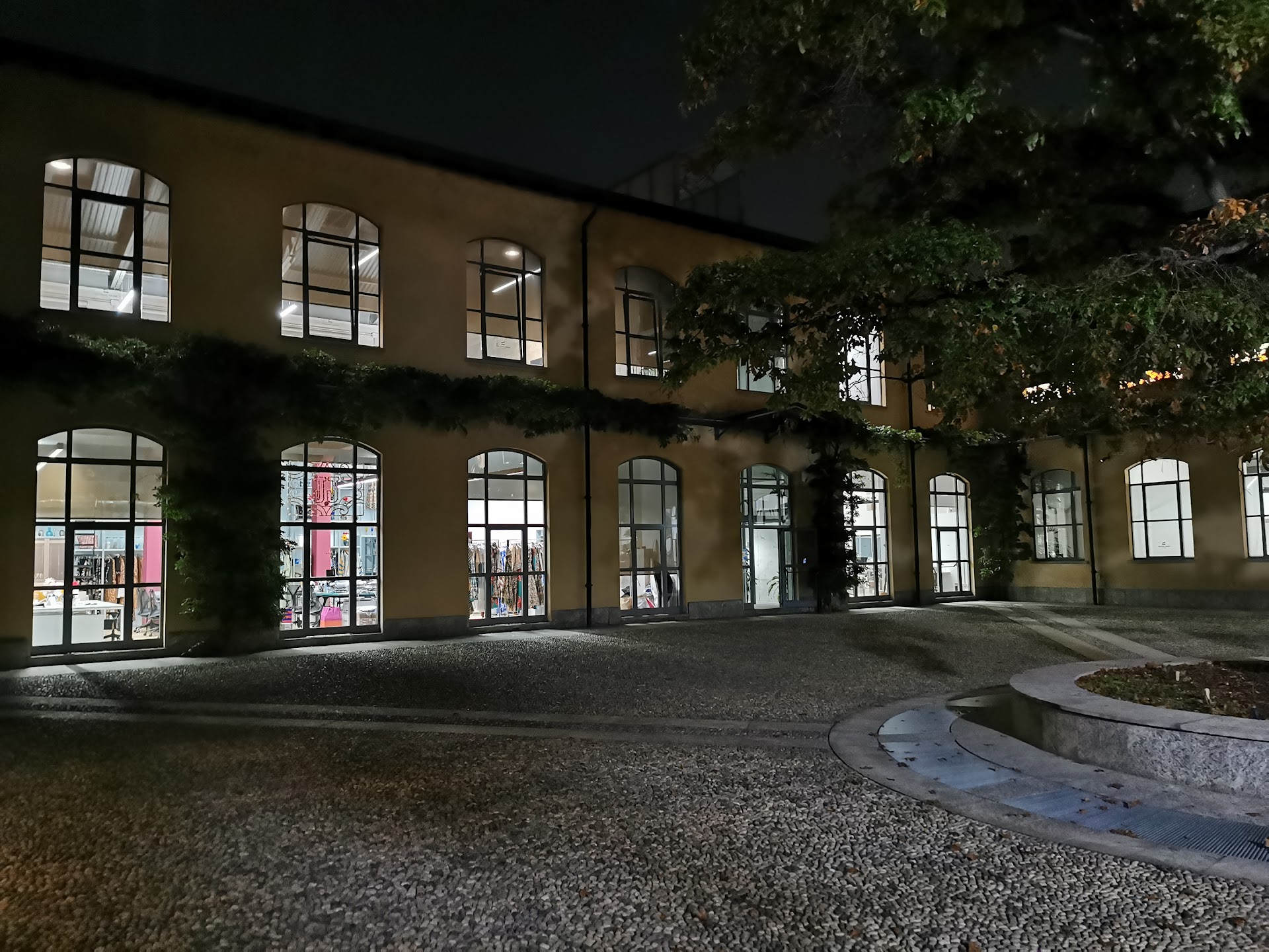 La sede di Blu Oberon, sul Naviglio Grande a Milano