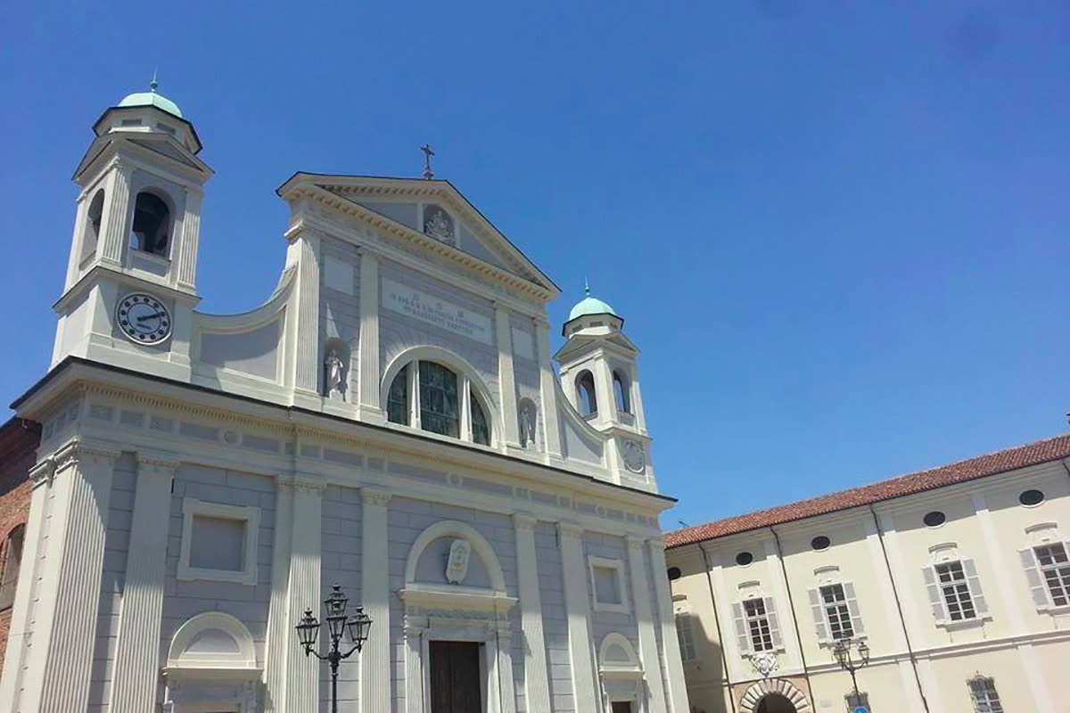 Facciata barocca del Duomo di Tortona con i due campanili sotto il cielo azzurro