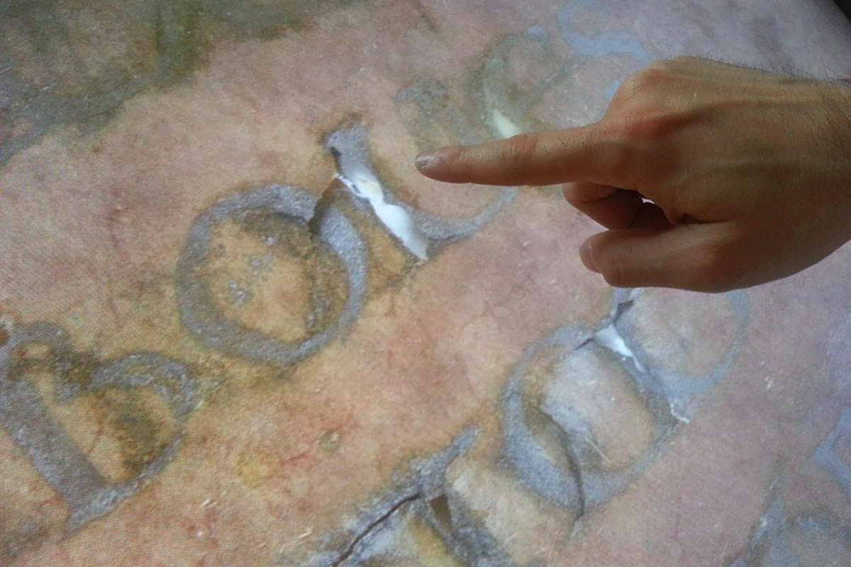 Il Metaleggio del Codex: zoom sui capilettera decorati della pergamena purpurea