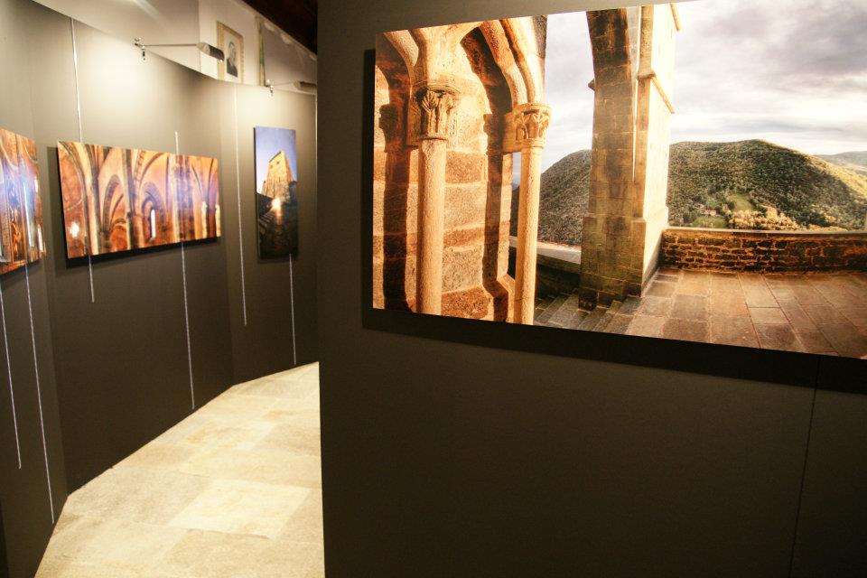 Grande stampa retroilluminata di bifora romanica affacciata sulla vallata nel percorso espositivo