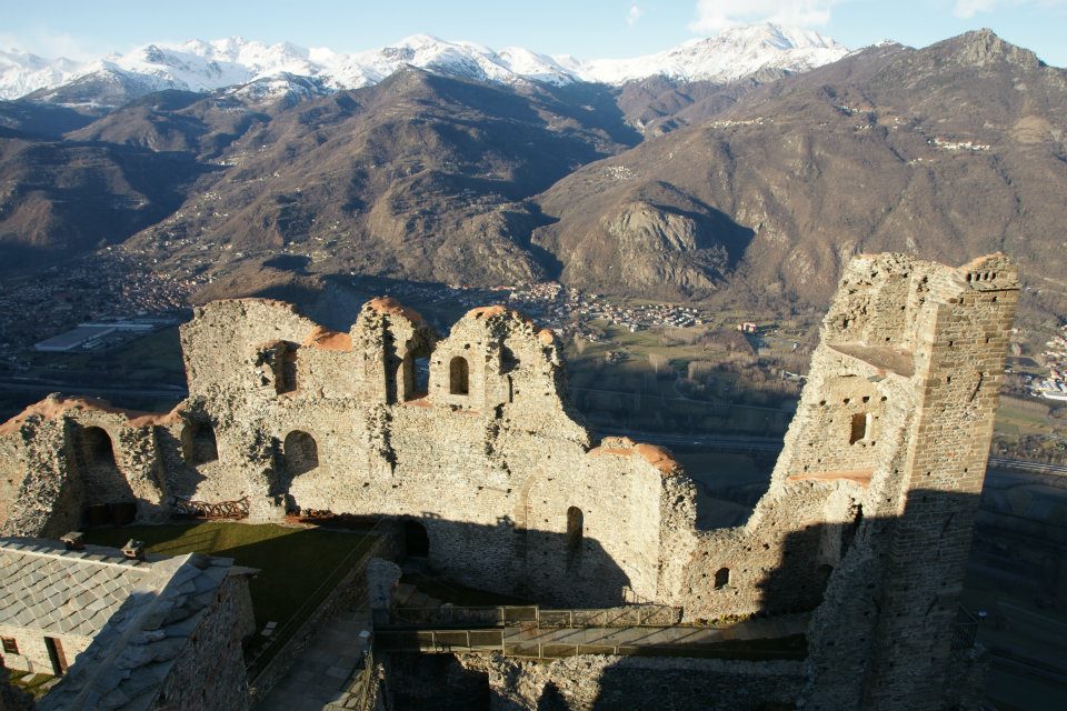 Ruderi della Sacra di San Michele con le Alpi innevate della Val di Susa