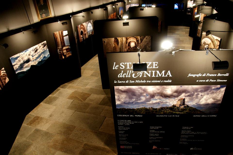 Veduta d'insieme della mostra con il pannello titolo Le Stanze dell'Anima
