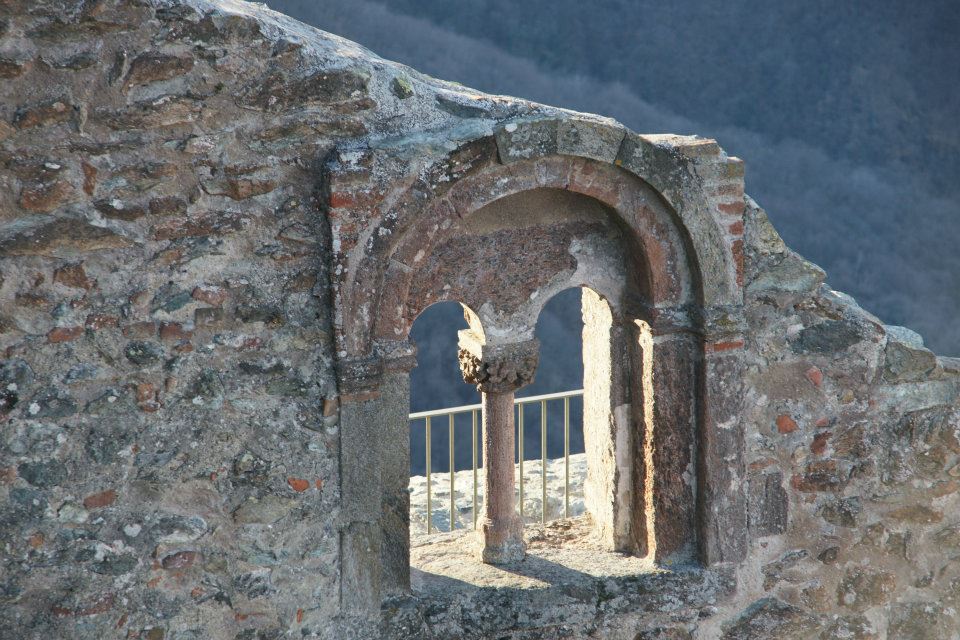 Dettaglio di bifora romanica in pietra della Sacra di San Michele sulla vallata