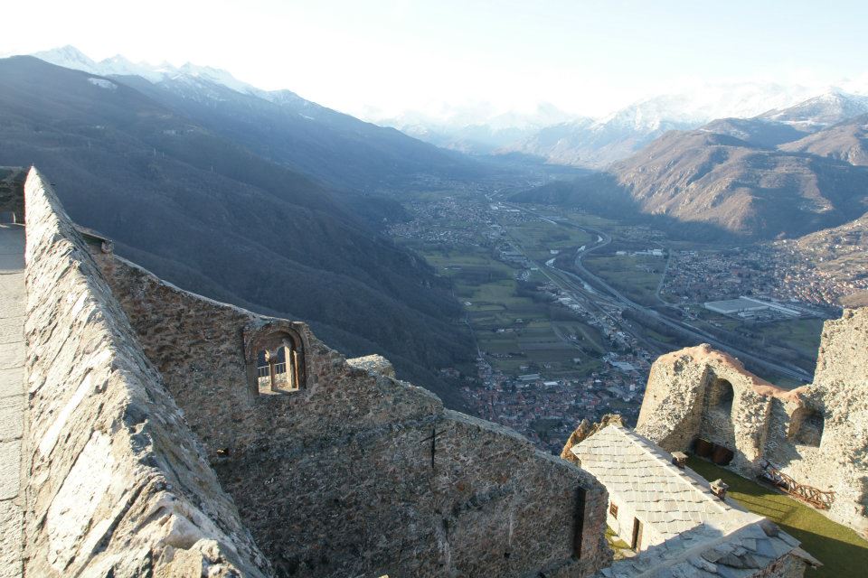 Panorama sulla Val di Susa dalla Sacra di San Michele con Alpi innevate