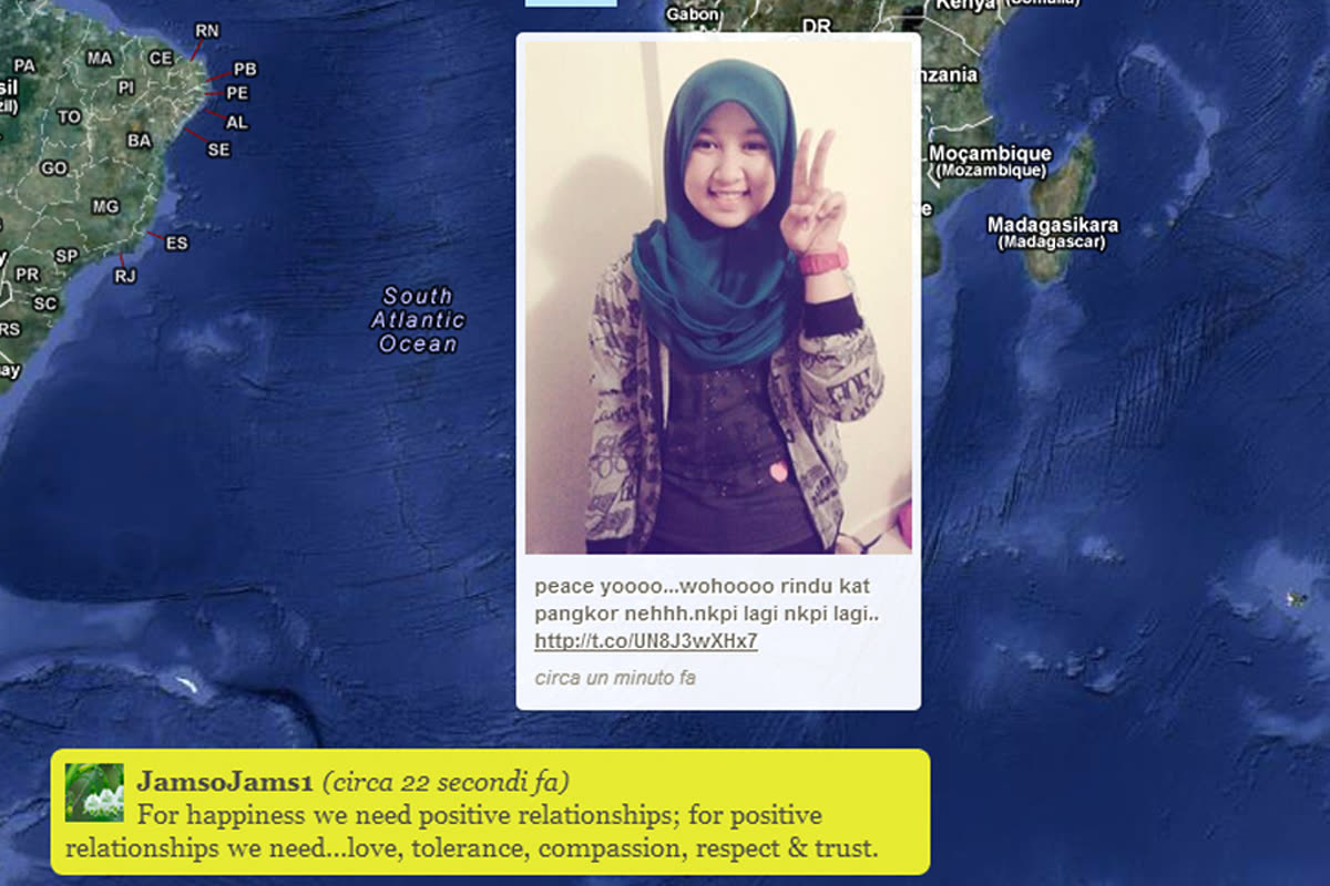 Post Instagram di una ragazza che fa il segno di pace geolocalizzato sulla mappa dell'installazione
