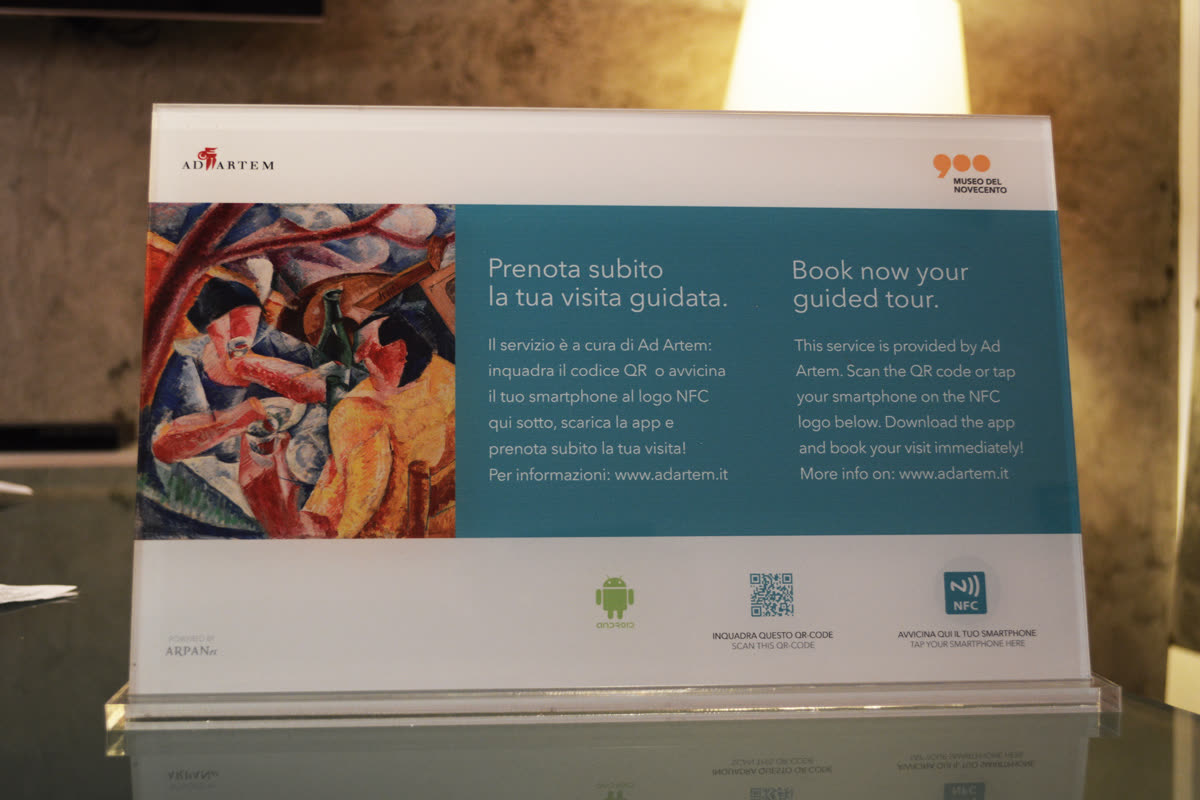 Ad Artem: espositore da tavolo al museo per prenotare la visita con QR code e NFC