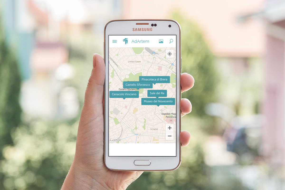 Ad Artem: mano che tiene uno smartphone Samsung con la mappa dell'app all'aperto