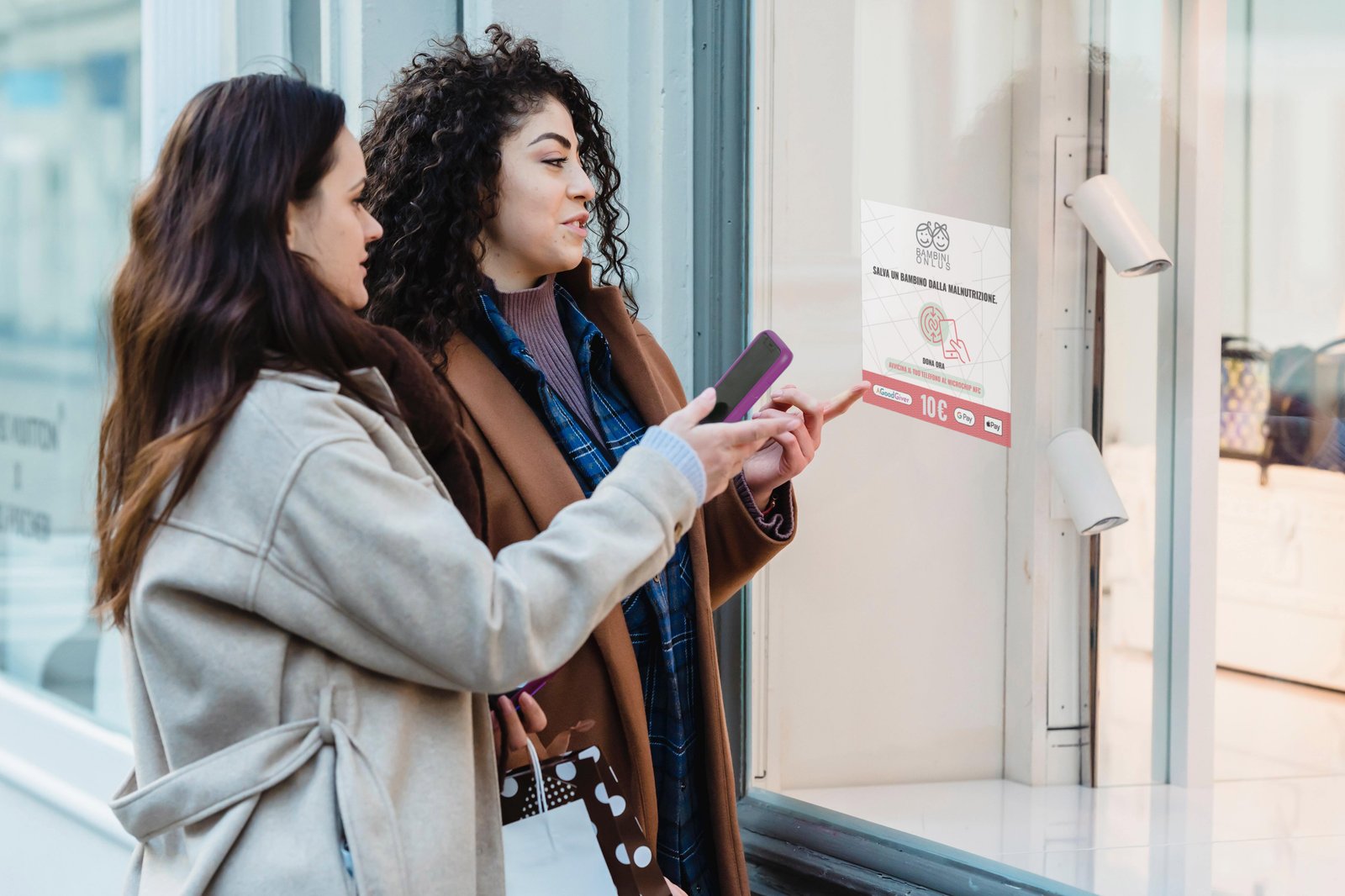 AGoodGiver: vetrofanie con QR code e NFC per donare in negozio