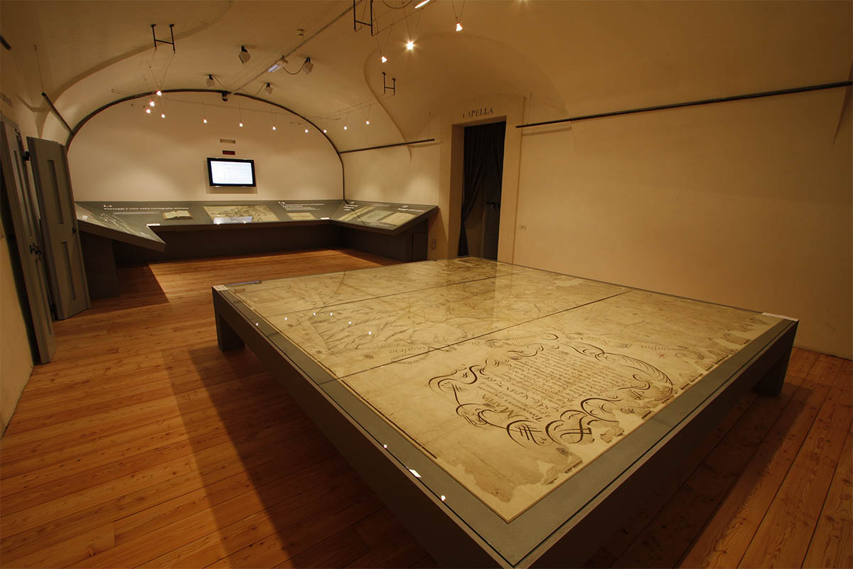 Sala espositiva con antica mappa sotto teca orizzontale al Forte di Exilles