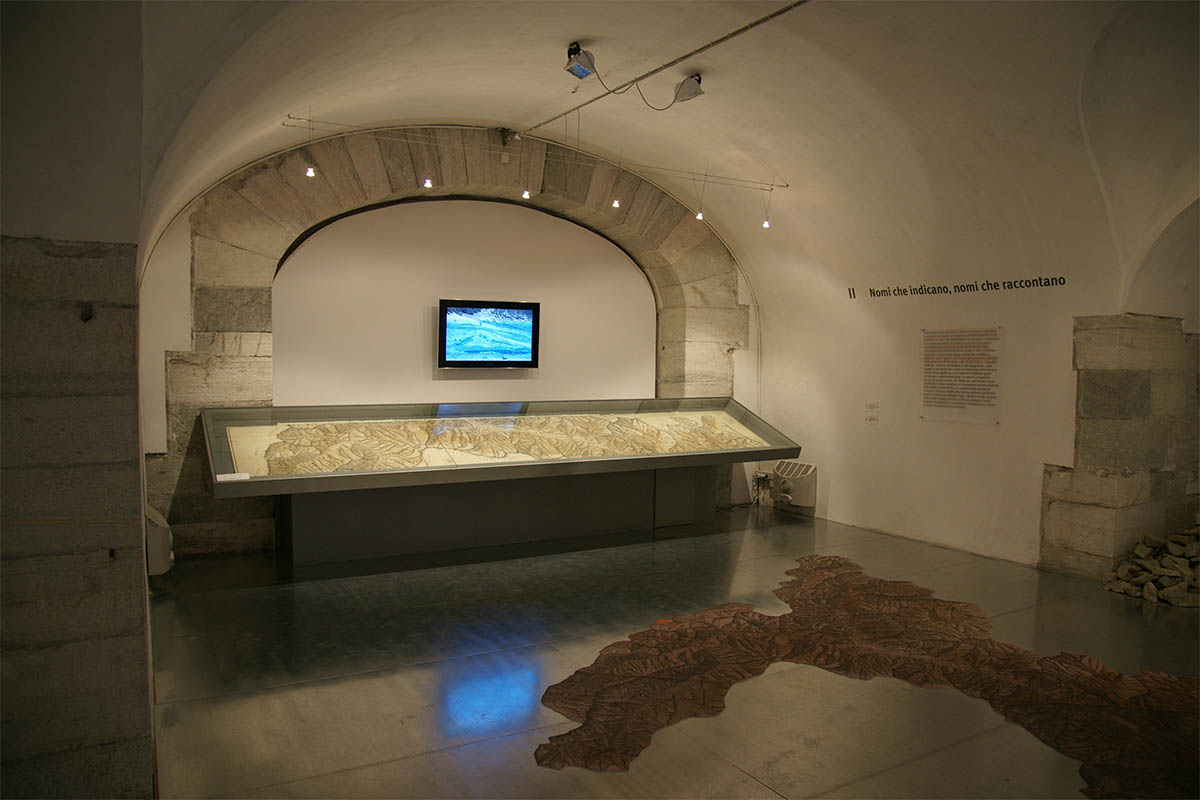 Sezione toponomastica con rilievo del territorio sul pavimento al Forte di Exilles