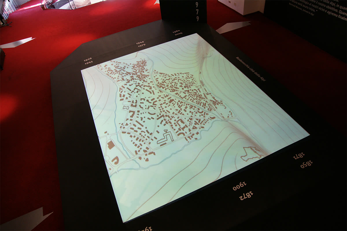 Plancia orizzontale con mappa di Bardonecchia proiettata sul percorso rosso