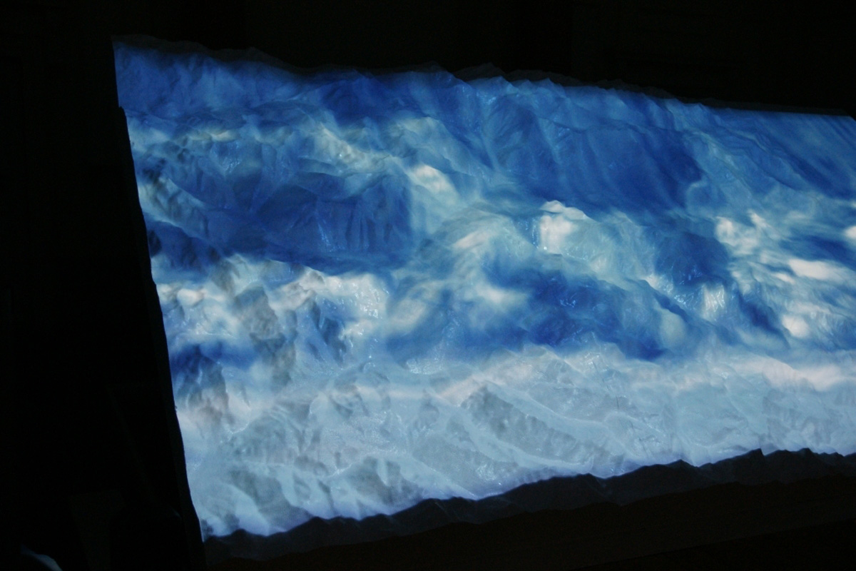 Vette alpine innevate proiettate in blu sul rilievo del plastico metavisuale