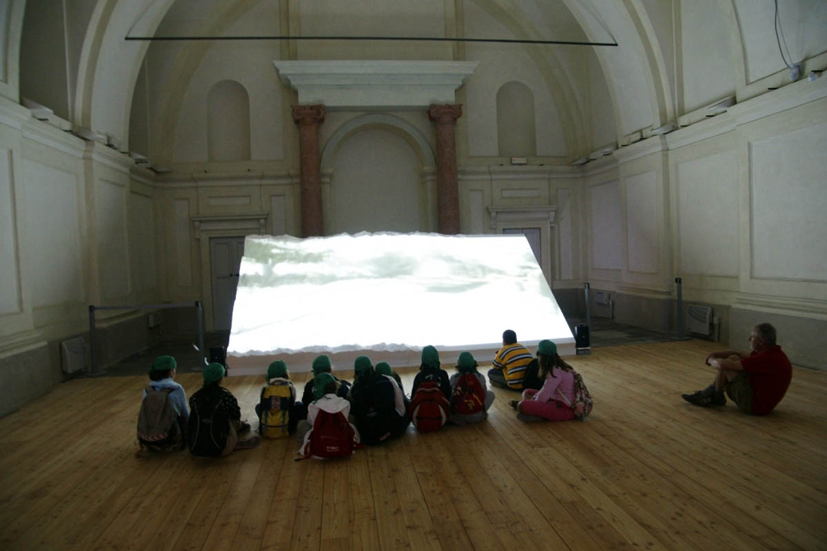 Bambini in visita davanti alla multiproiezione sul plastico metavisuale