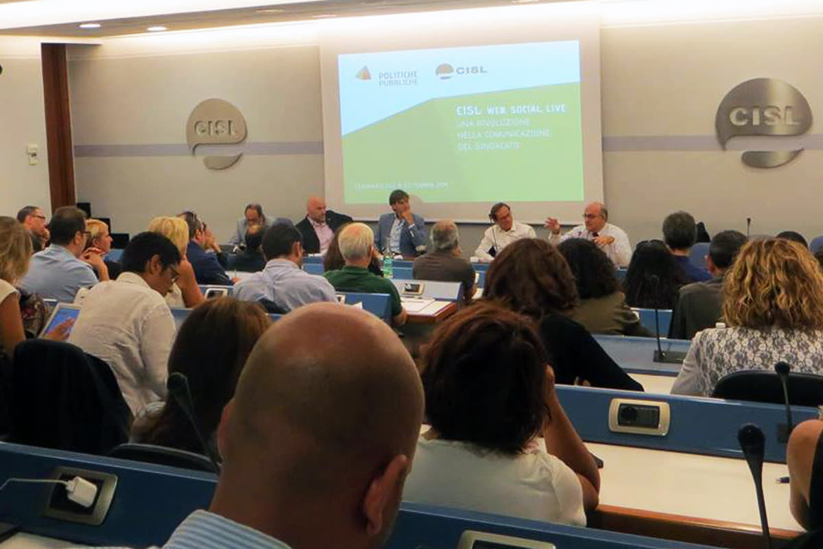 Seminario formativo CISL con relatori e platea, slide "Cisl web social live" proiettata