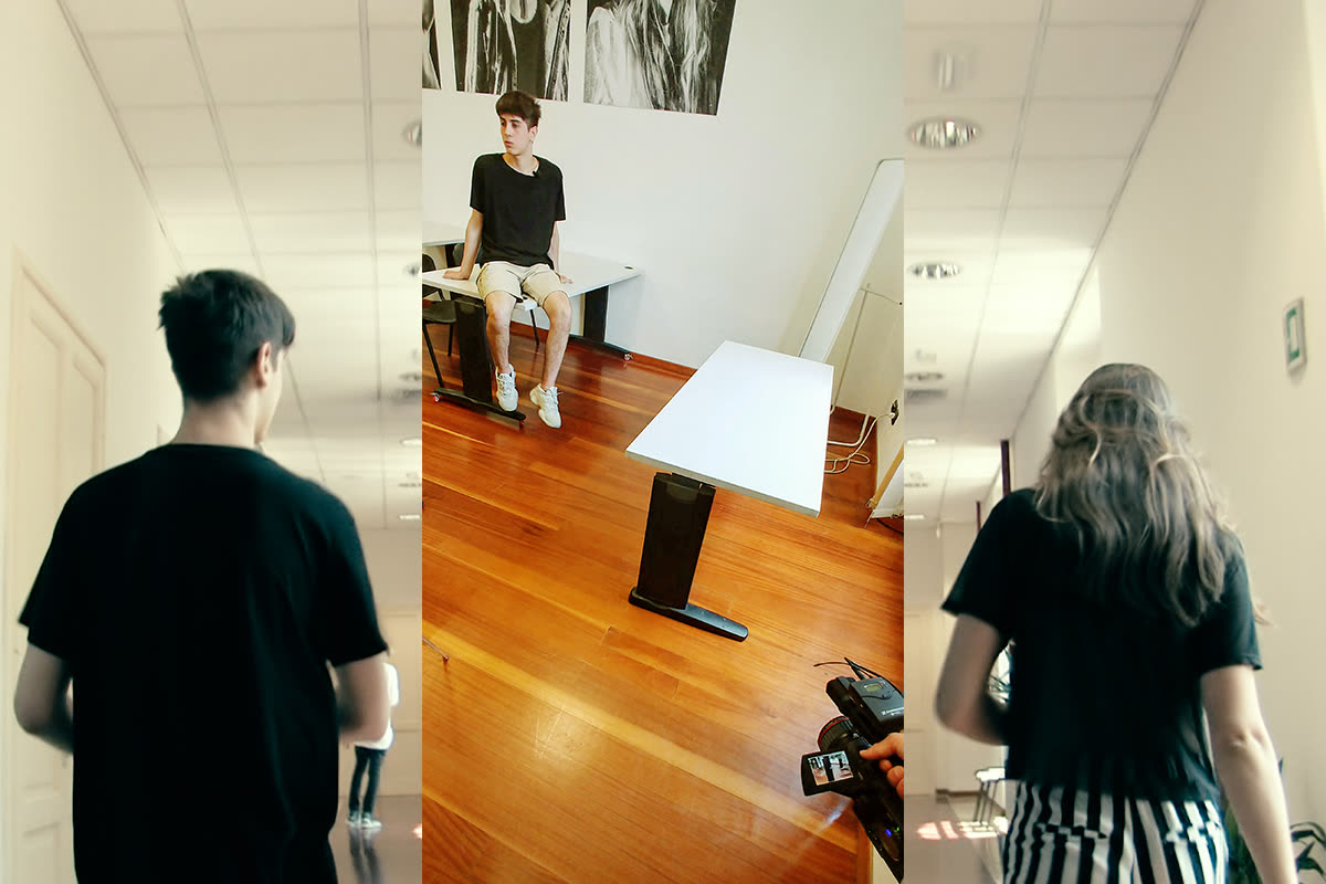 Backstage delle riprese: giovane seduto durante l'intervista video