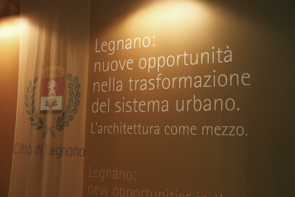 Dettaglio parete stand con stemma di Legnano e claim sulla trasformazione urbana