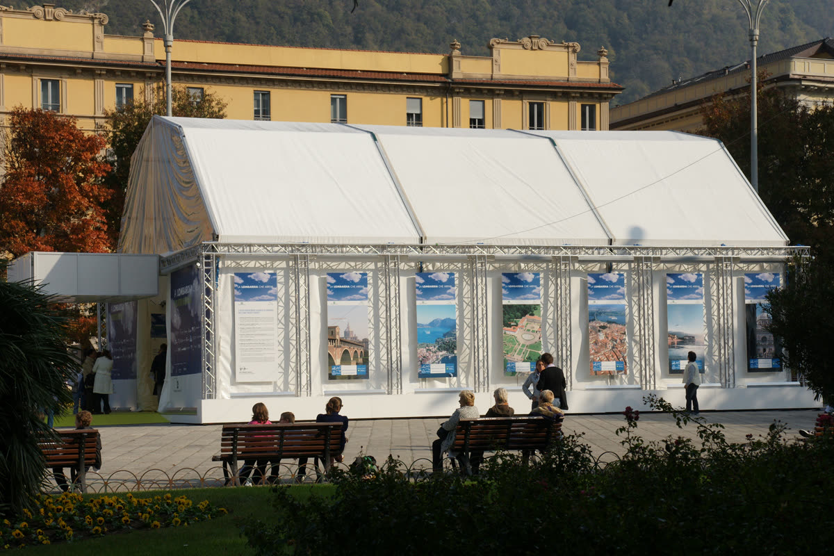 Il padiglione a tensostruttura bianca allestito in un parco di Como