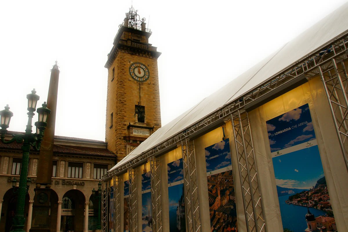 Il padiglione a Bergamo accanto alla Torre dei Caduti in piazza