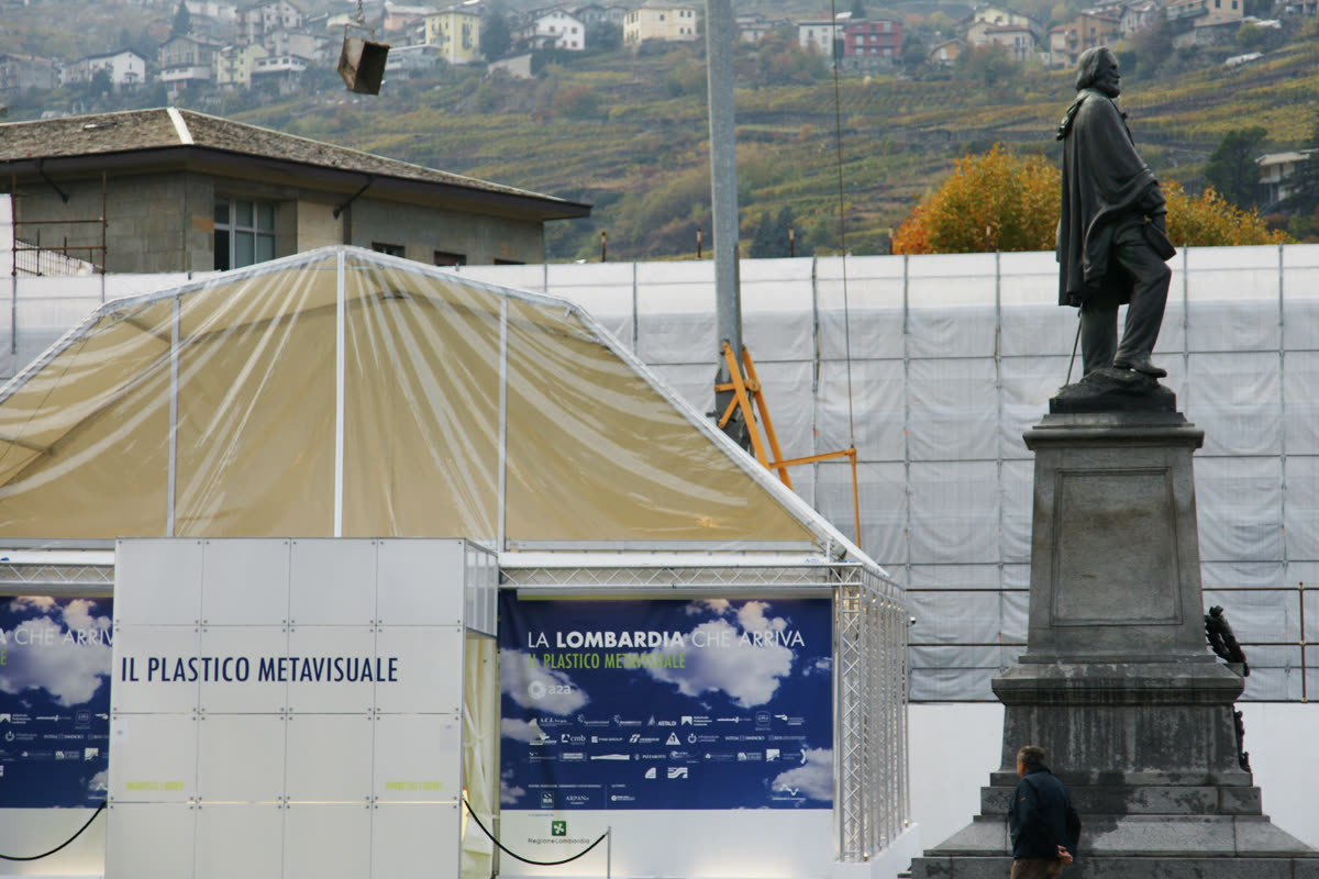 Il padiglione del Plastico Metavisuale a Sondrio tra i vigneti e una statua bronzea