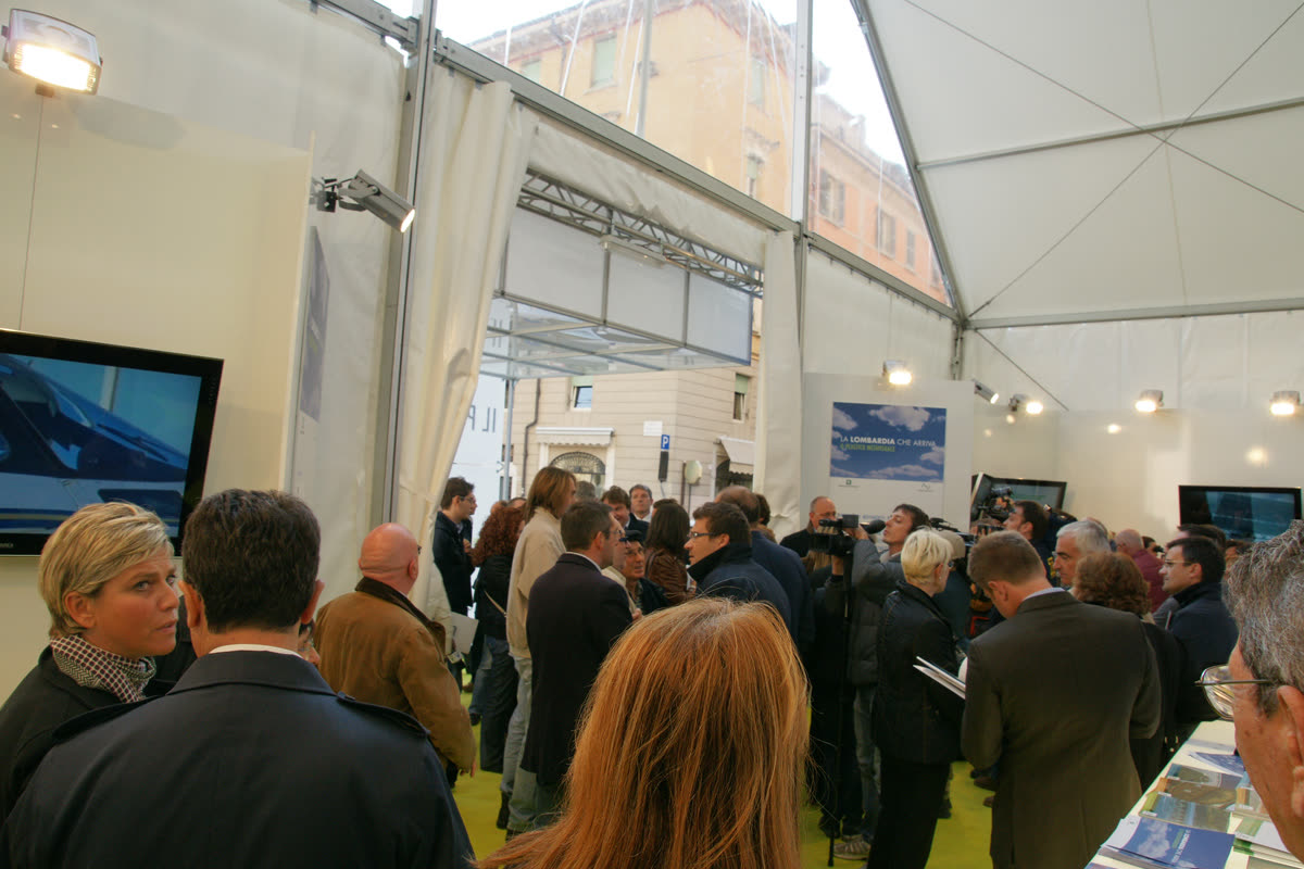 Folla di visitatori e stampa all'inaugurazione all'interno del padiglione