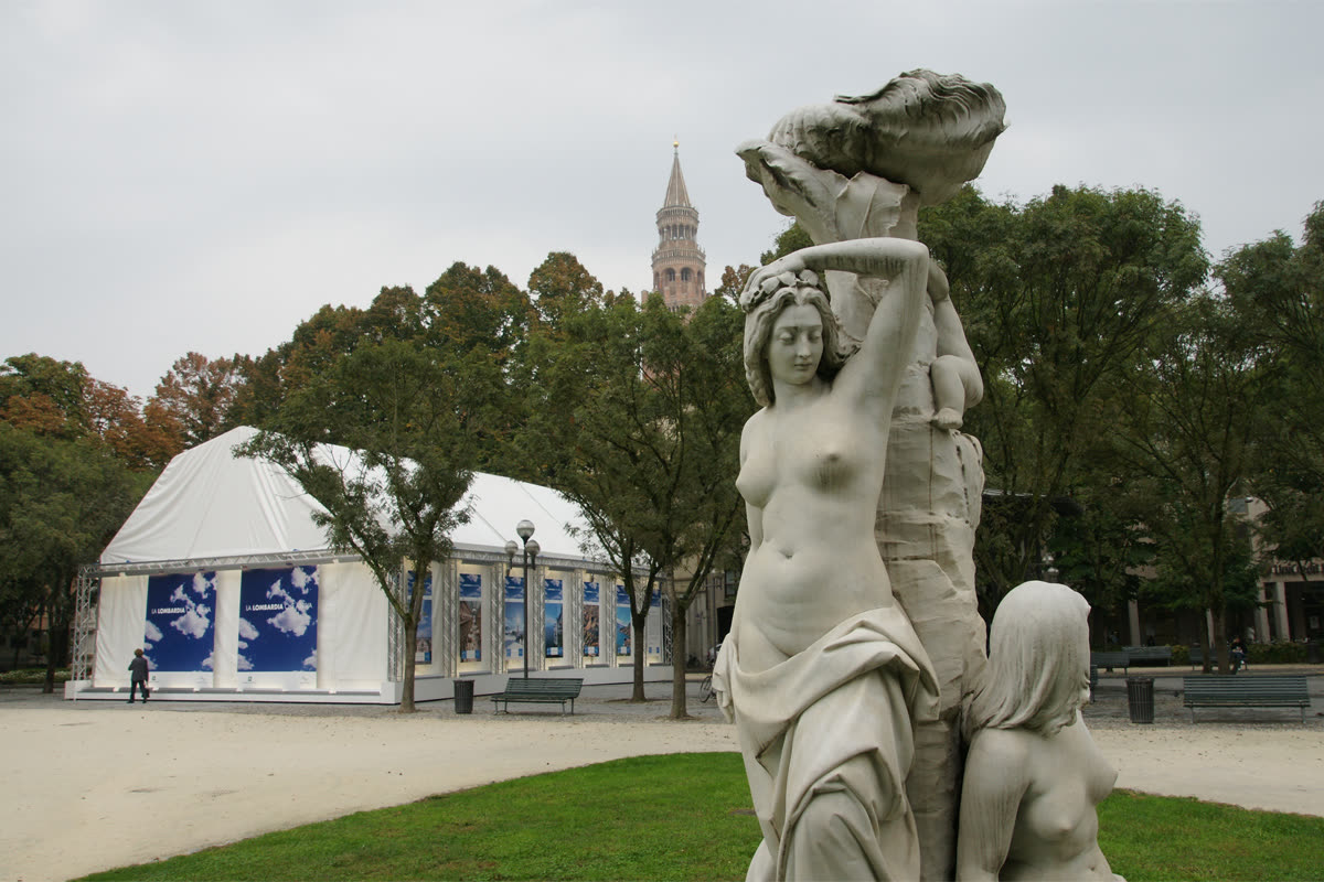 Il padiglione in un parco di Cremona con il Torrazzo e una statua in marmo in primo piano