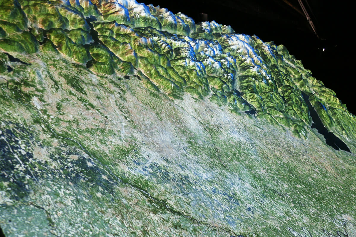 Videoproiezione satellitare del territorio lombardo e delle Alpi sul plastico metavisuale 3D