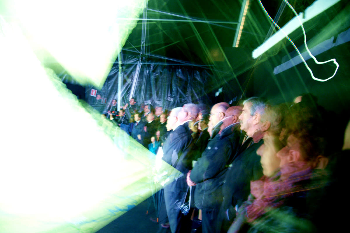 Inaugurazione con spettacolo di fasci laser verdi davanti al pubblico di autorità