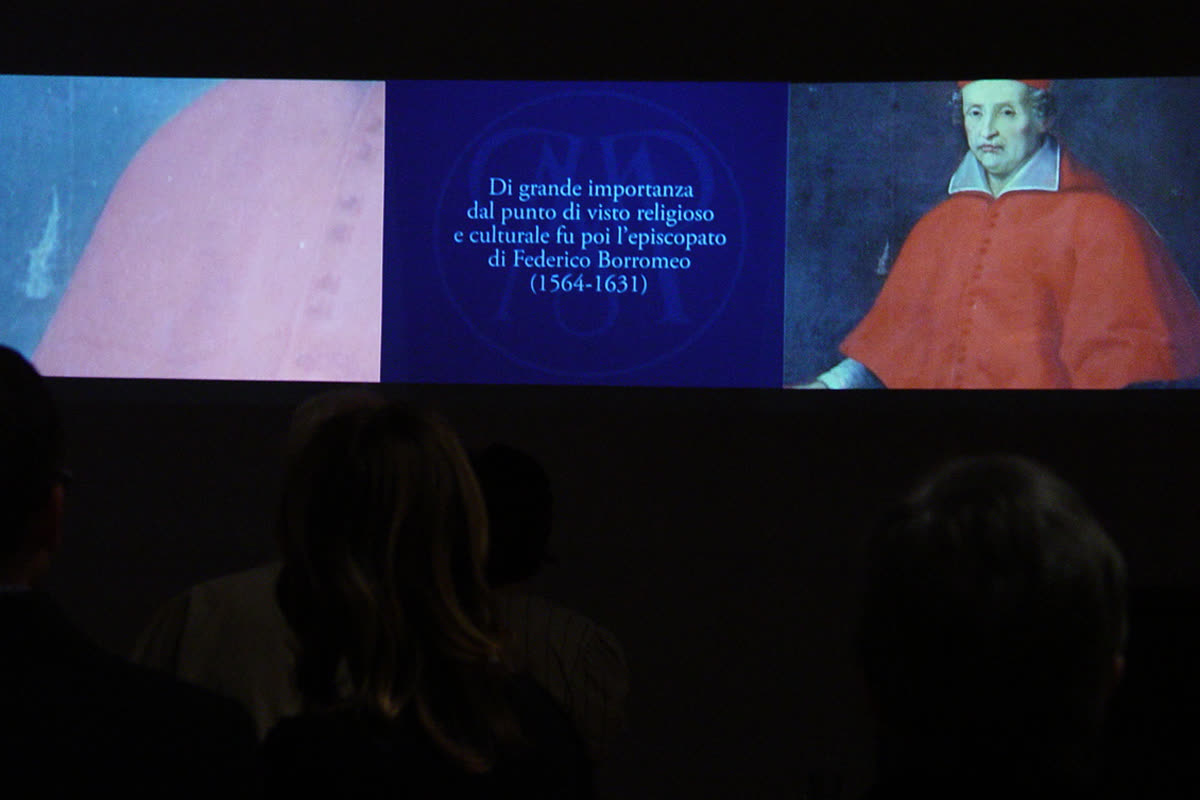 Multivisione con il ritratto del cardinale Federico Borromeo e visitatori in sala