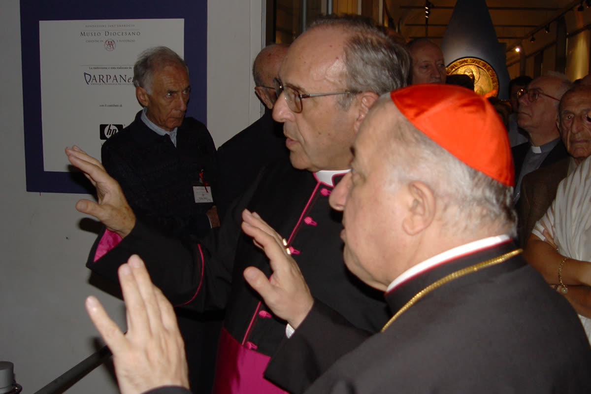 Inaugurazione della video-installazione con il cardinale davanti alla targa del Museo Diocesano