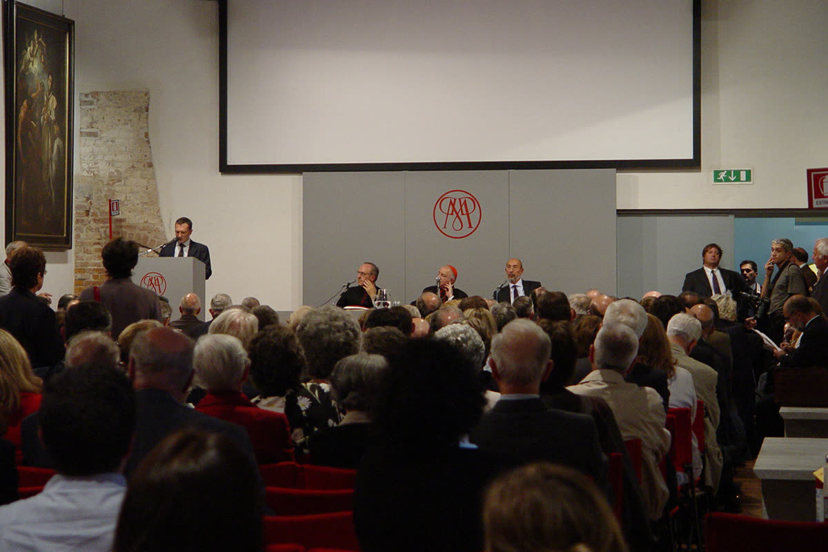 Conferenza di presentazione al Museo Diocesano con relatori e cardinale davanti al pubblico