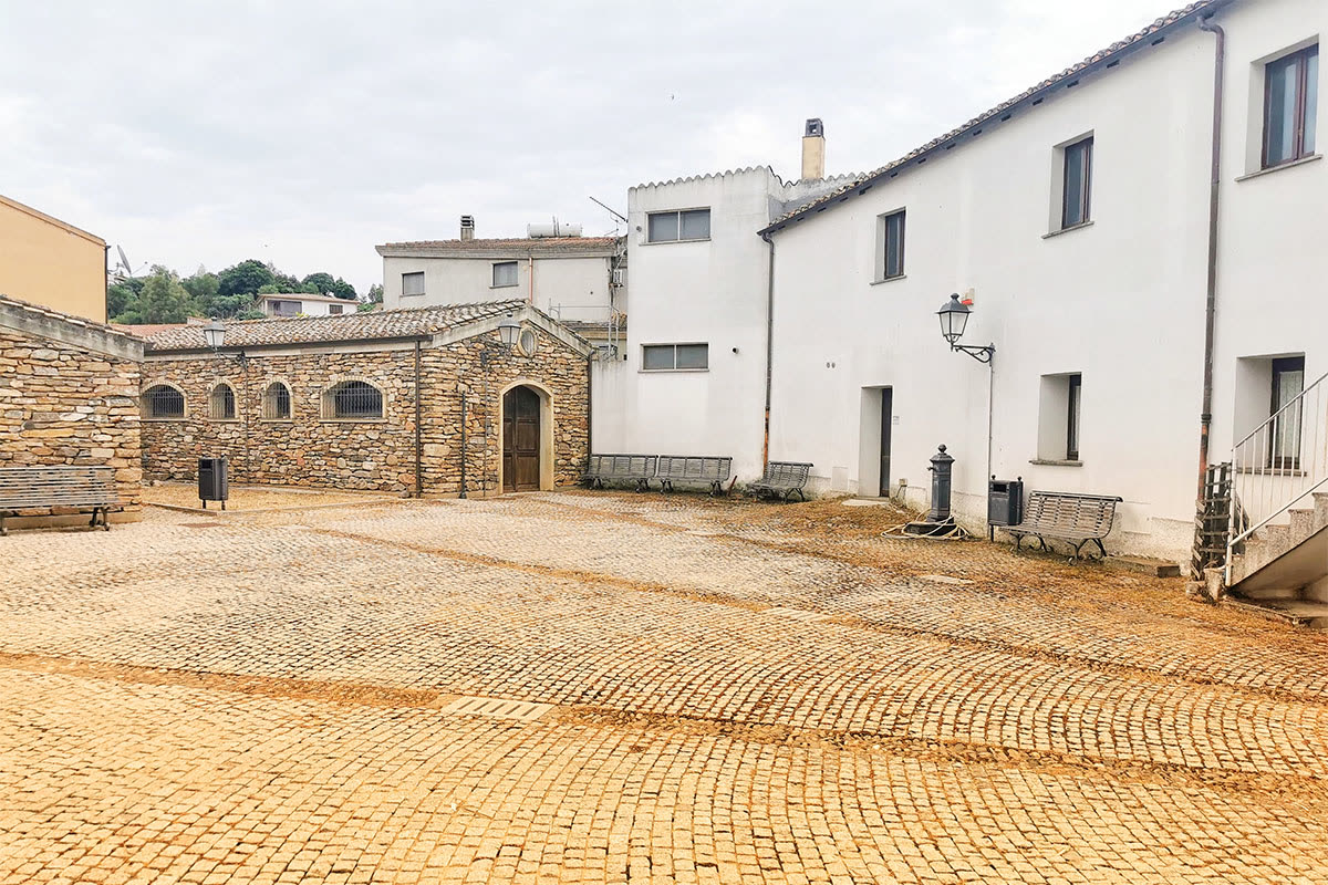 Cortile lastricato ed esterno della Casa Olla, sede del museo a Ballao