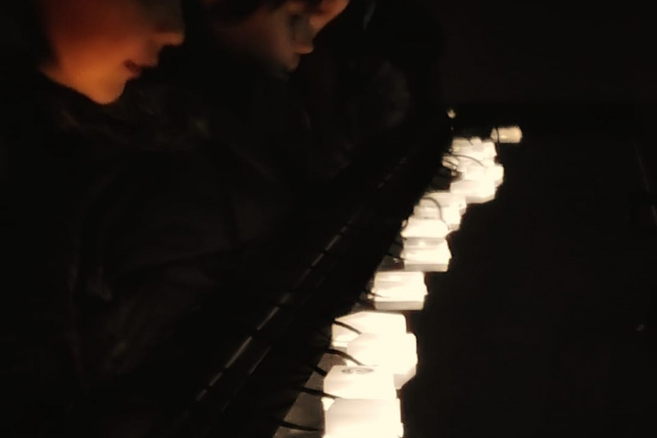 Bambini al buio davanti a blocchi luminosi bianchi nella parte oscura