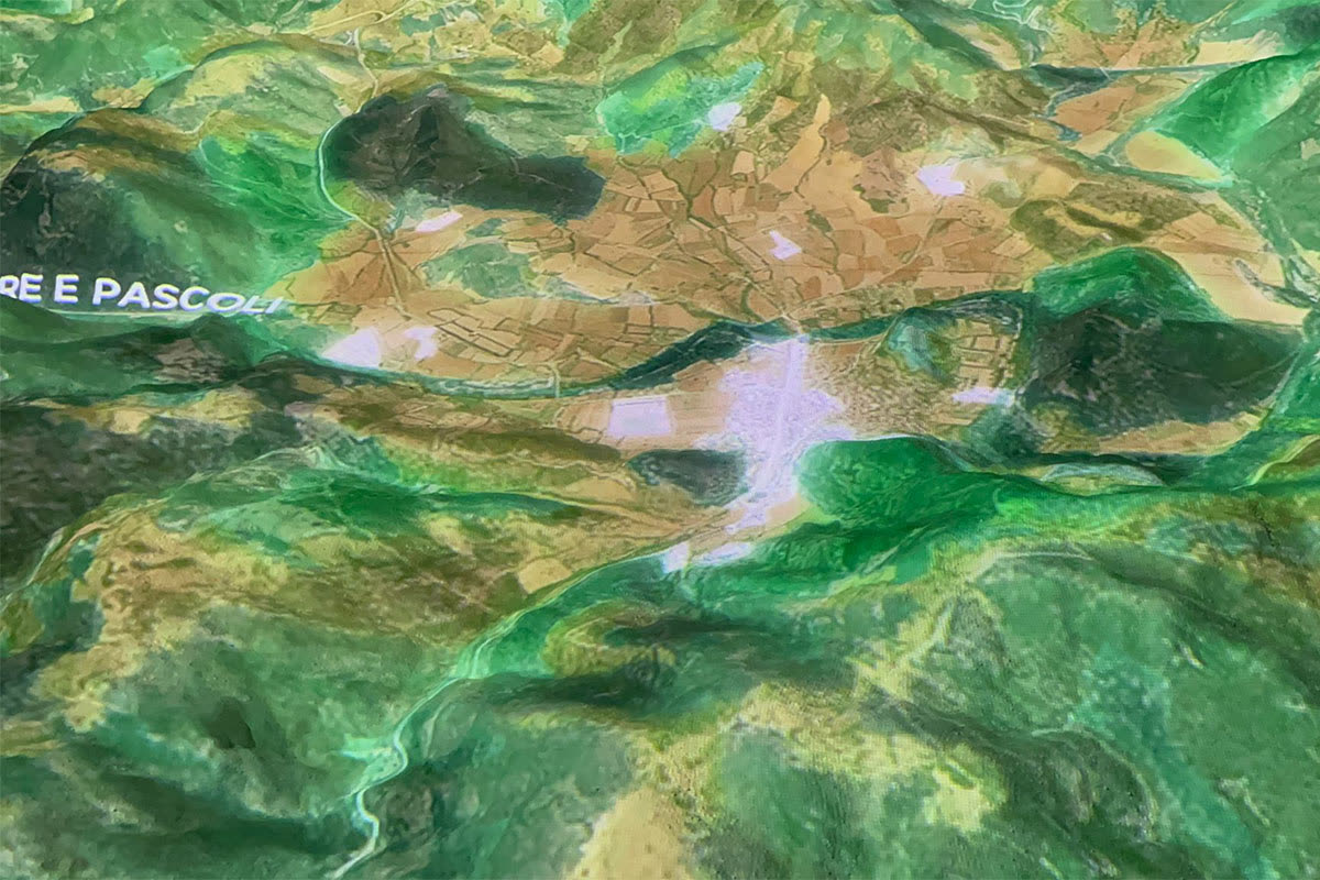 Plastico con proiezione satellitare di valli, campi coltivati e boschi del territorio