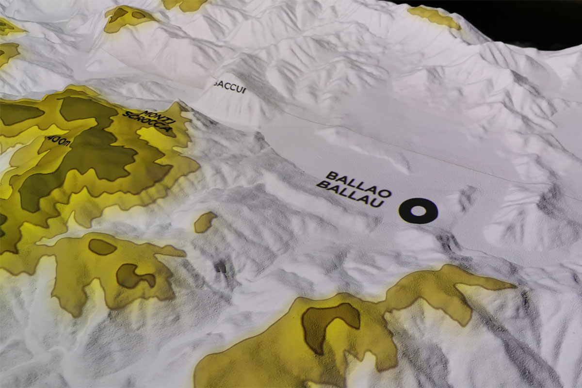Plastico con proiezione topografica a curve di livello e toponimi Ballao e Monti