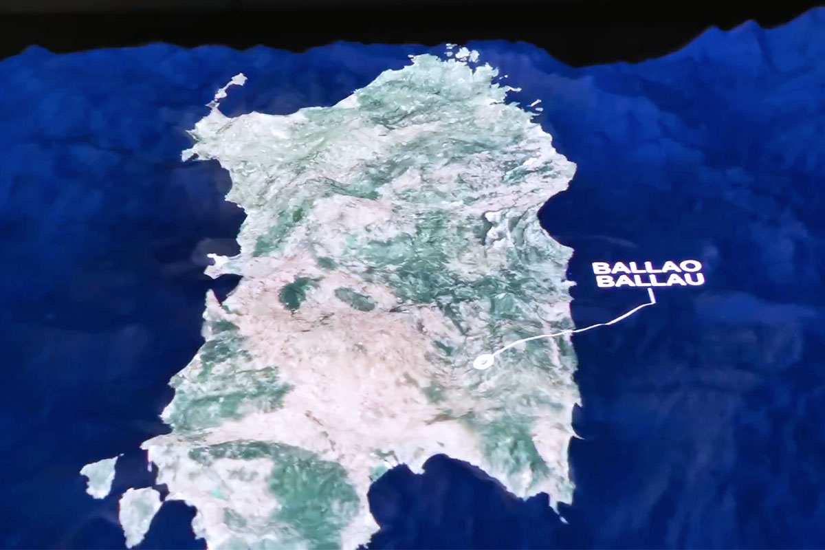 Proiezione della Sardegna con il punto luminoso che localizza Ballao