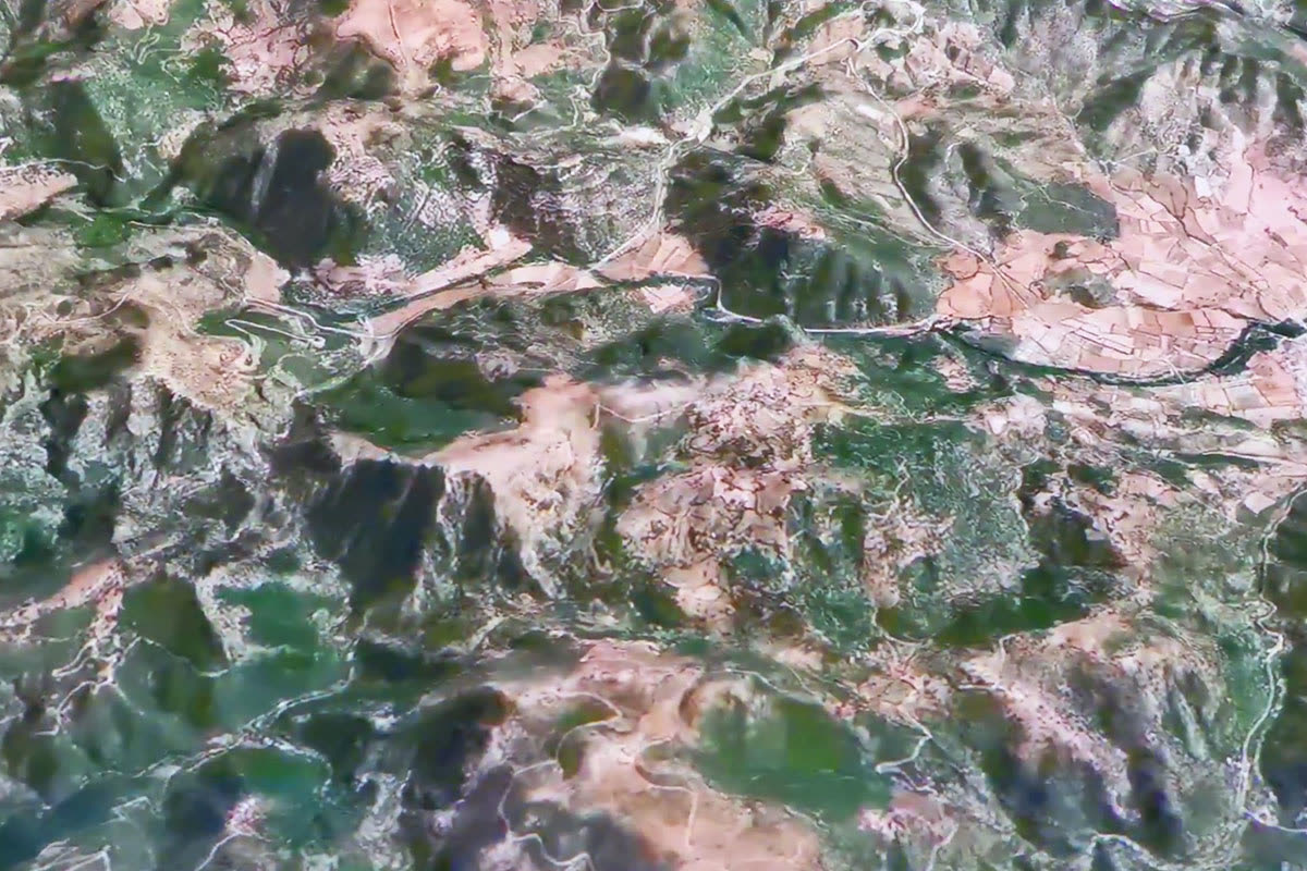 Veduta aerea-satellitare del territorio con valle fluviale e colline proiettata sul plastico