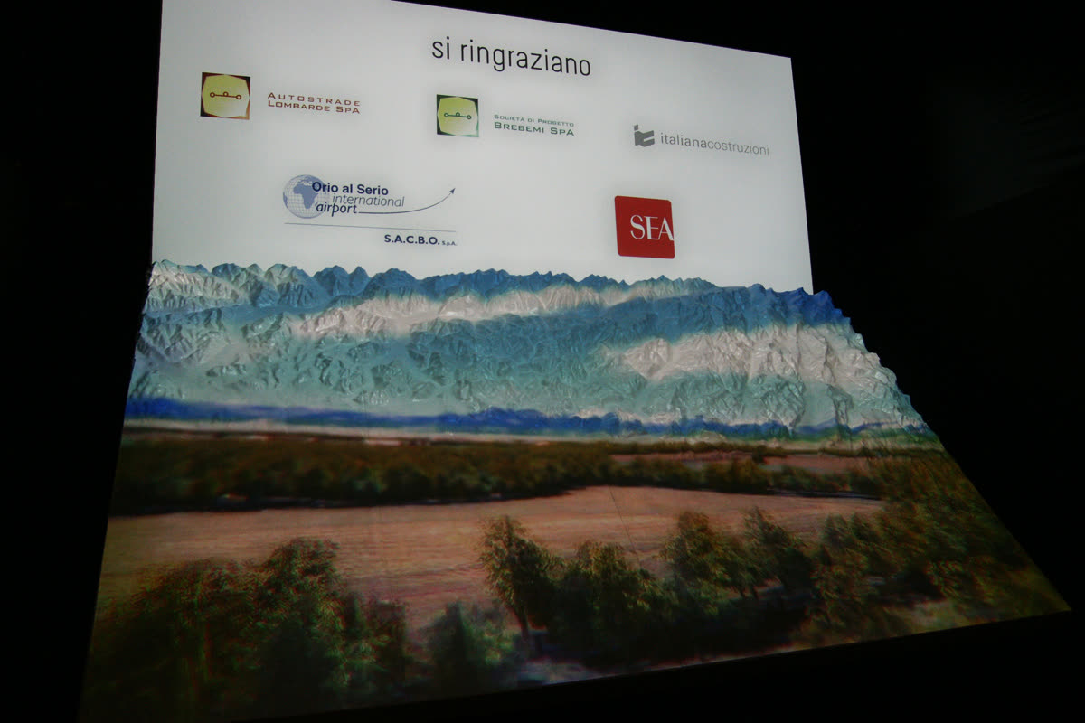 Plastico con schermo "si ringraziano", loghi sponsor e territorio verde proiettato