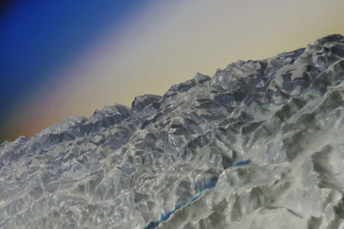 Primo piano delle catene montuose del plastico con cielo sfumato dall'alba proiettato