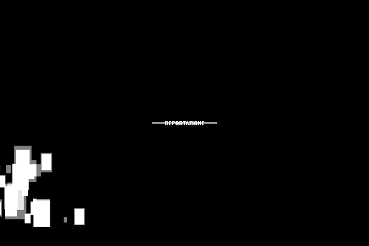 Context: fotogramma nero con la parola DEPORTAZIONE barrata e blocchi bianchi pixelati