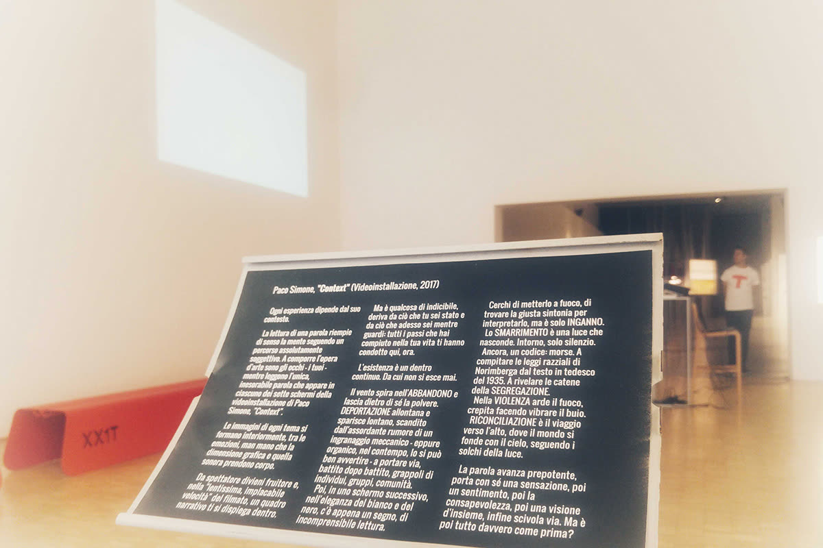 Context: pannello espositivo con testo dell'opera nella sala della Triennale