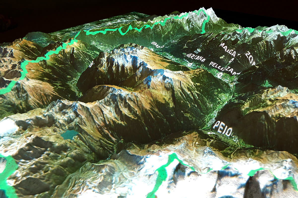 Plastico 3D interattivo della Val di Sole con proiezione luminosa dei sentieri