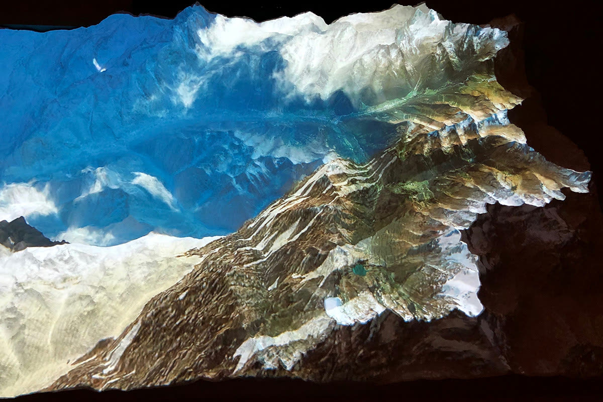 Plastico 3D della Val di Sole con proiezione di immagini satellitari e cielo azzurro