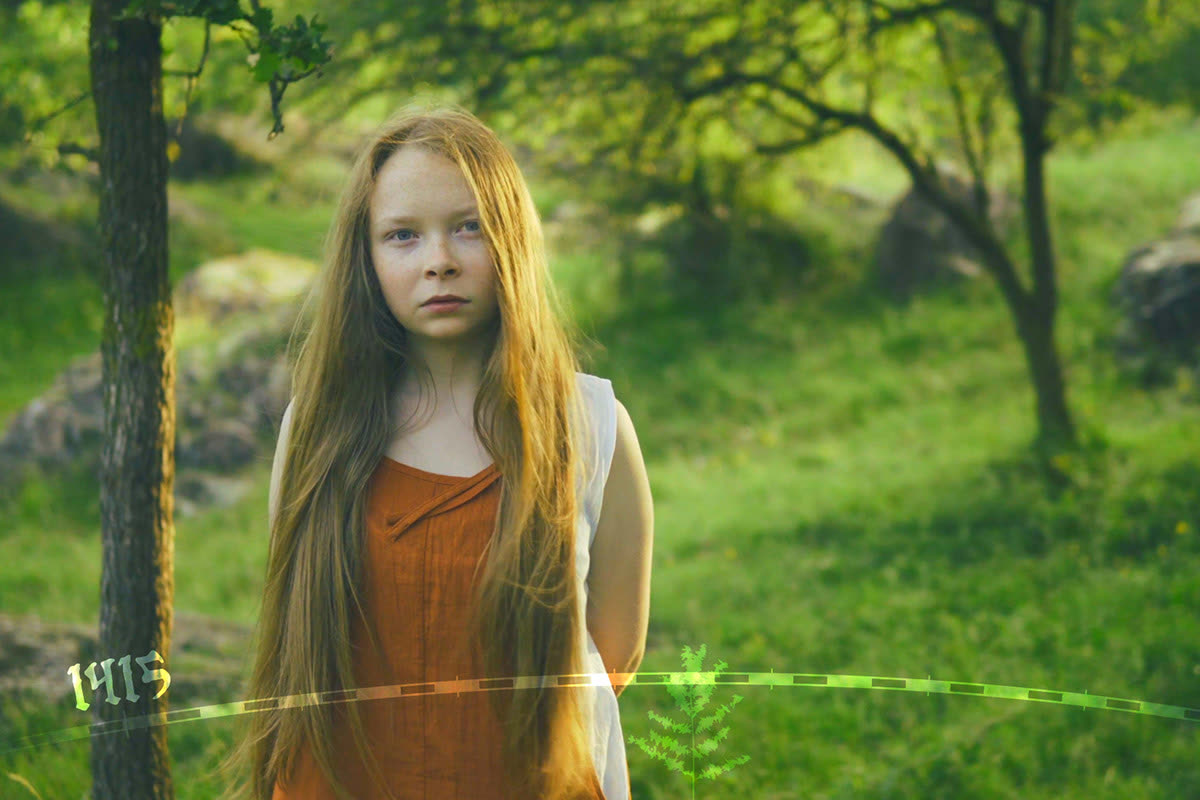 Fotogramma del video storico dell'exhibit: ragazza in un bosco con la data 1415