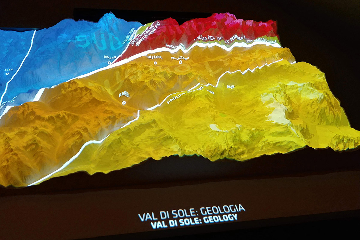 Plastico 3D della Val di Sole con proiezione del tematismo Geologia a colori