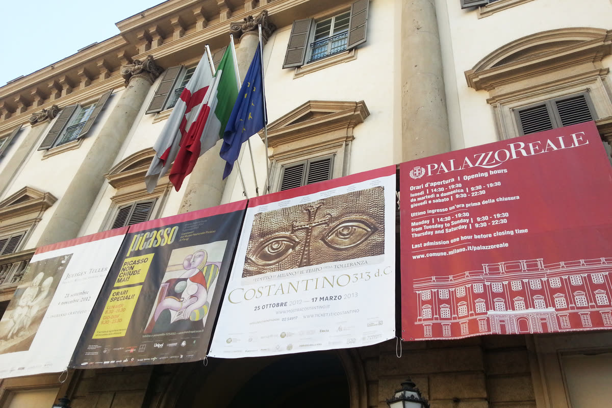 Facciata di Palazzo Reale a Milano con bandiere e striscioni della mostra Costantino 313 d.C.