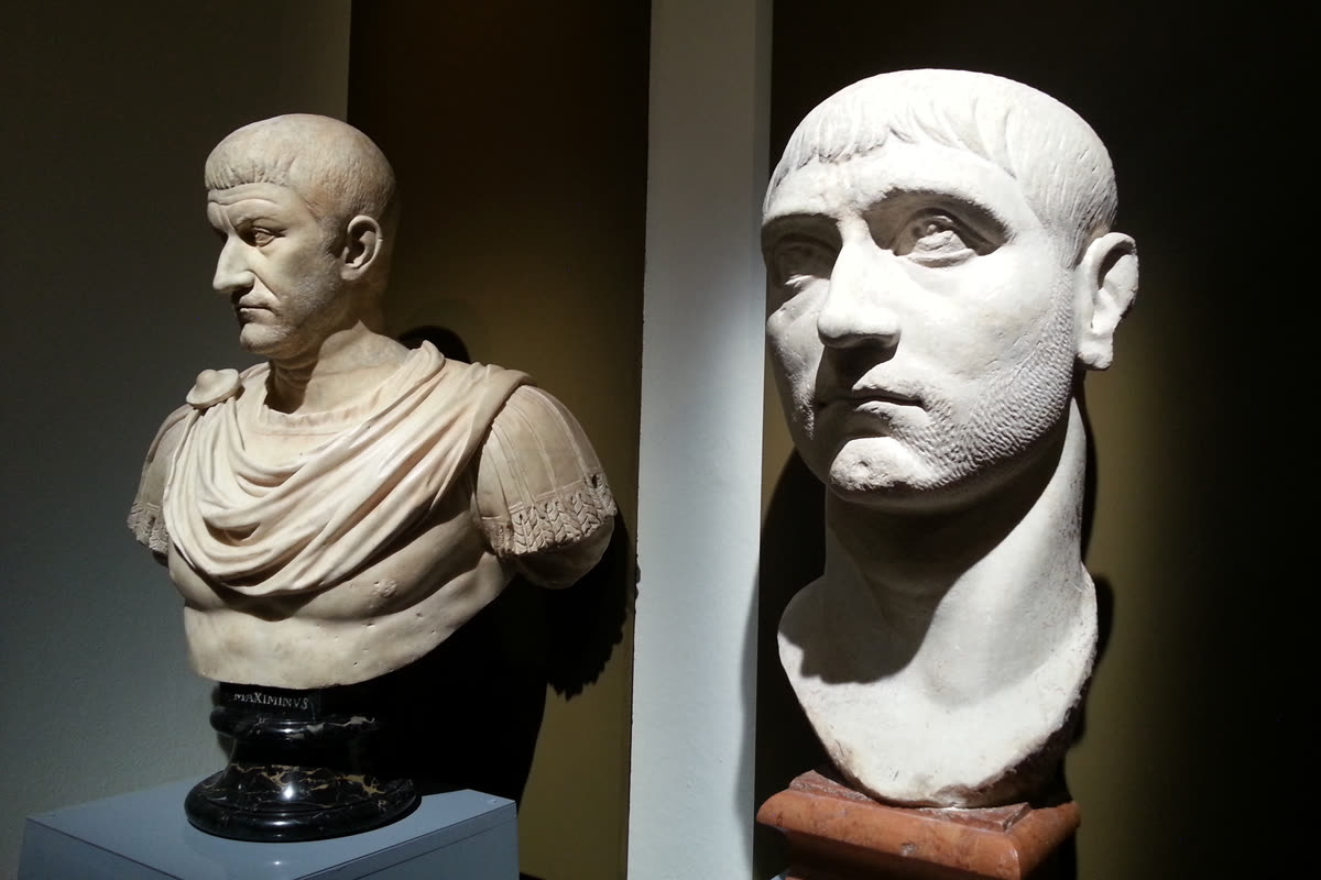 Due busti marmorei di imperatori romani esposti in mostra, uno con iscrizione Maximinus