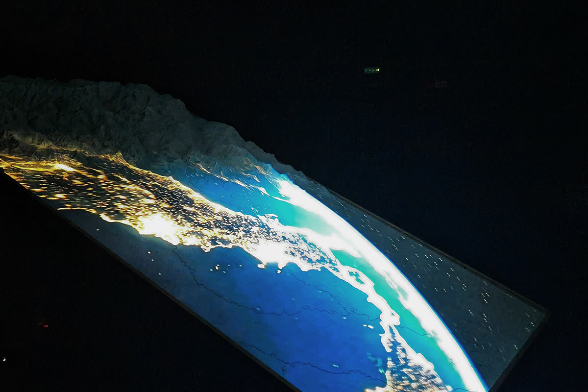 Plastico metavisuale che proietta la Terra dallo spazio con luci notturne delle città