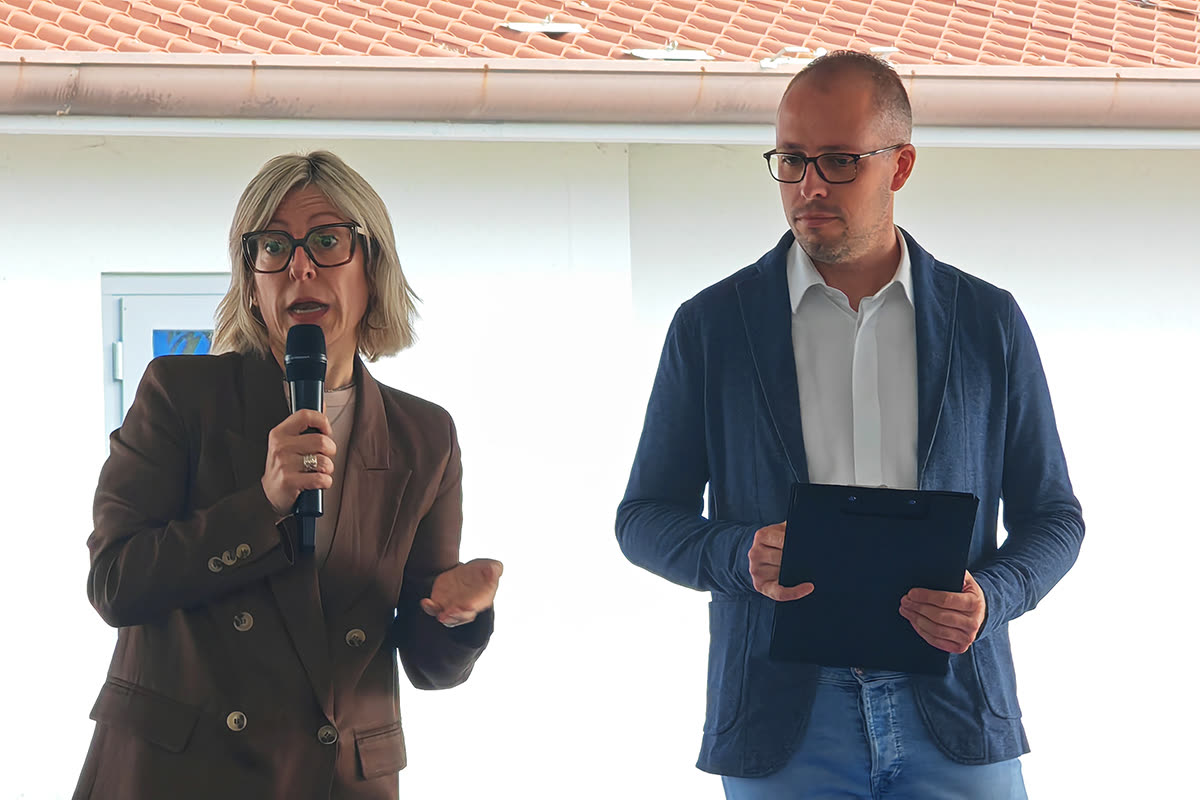 Interventi all'inaugurazione: Elisabetta Dalto al microfono e, a fianco, Antonio Sarti Deponti di Uniacque