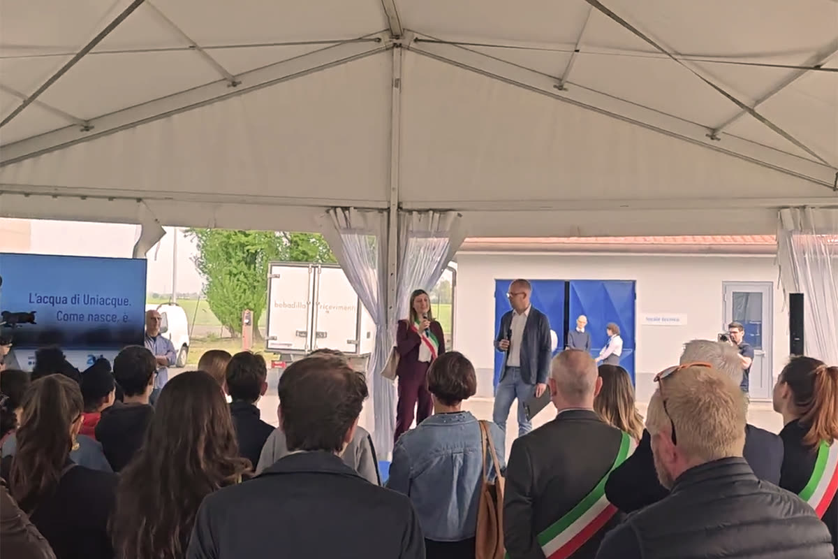 Cerimonia di inaugurazione sotto un tendone, sindaca con fascia tricolore al microfono