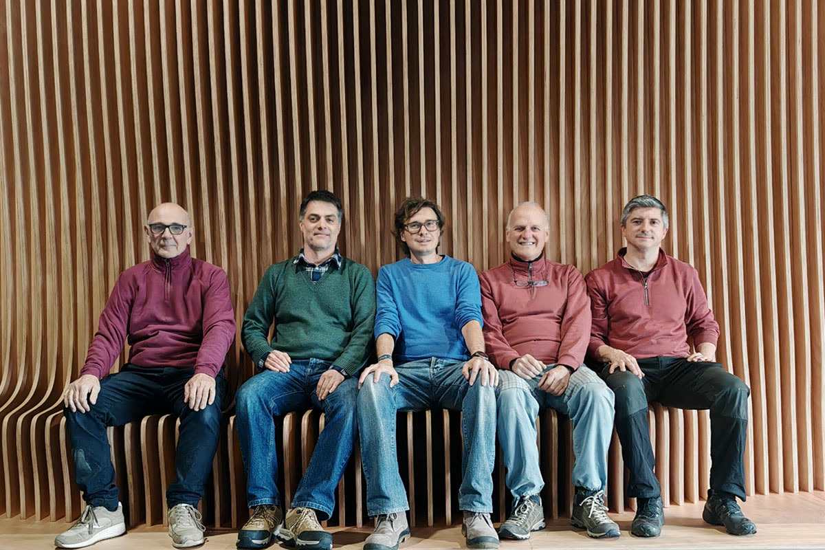 Al centro Paco Simone, CEO di Blu Oberon; alla sua destra, Antonio Batà, collaboratore storico. E il team di falegnami che ha realizzato materialmente la parete parametrica!